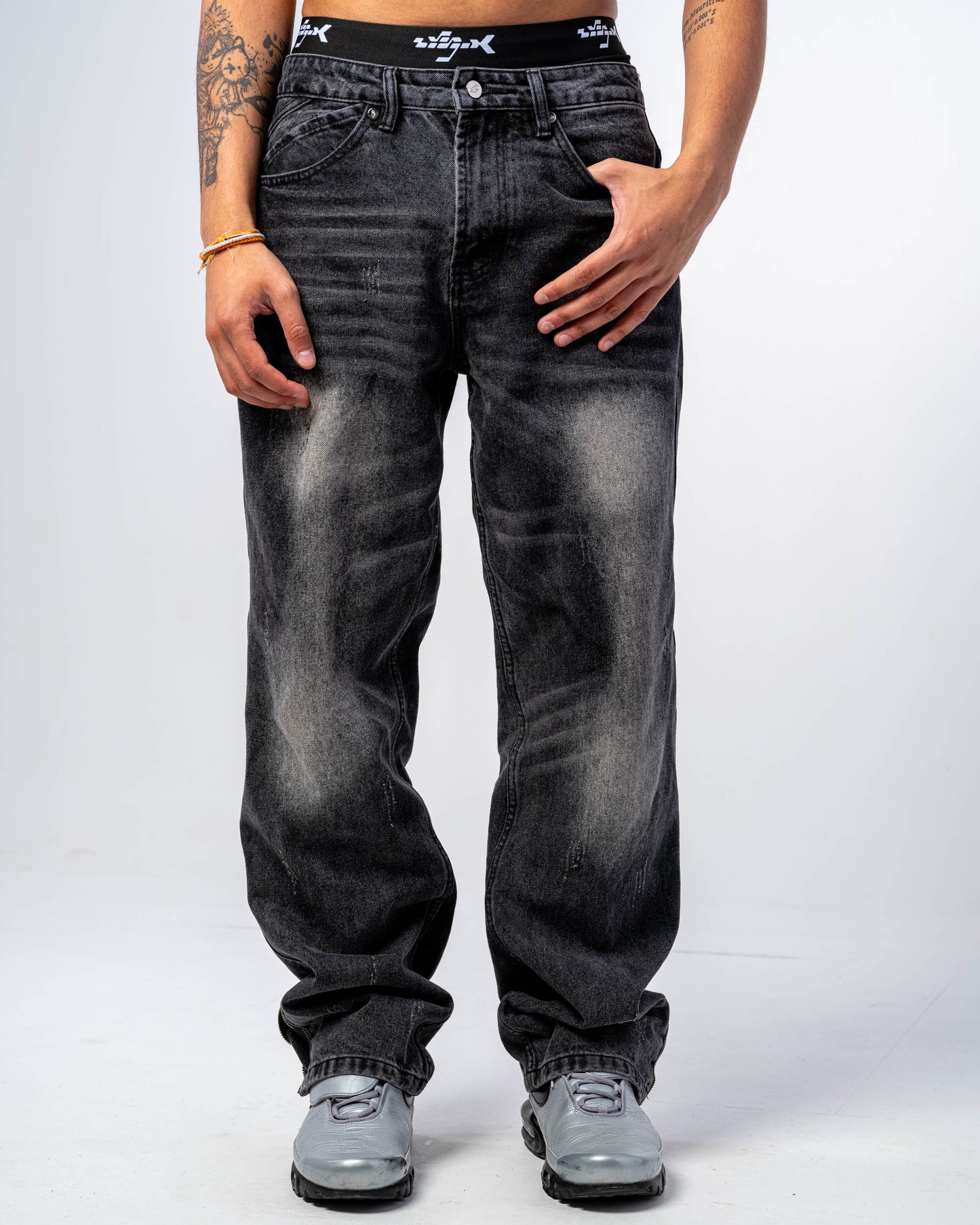JEANS FLARE FIT CON ZIP [NERO]